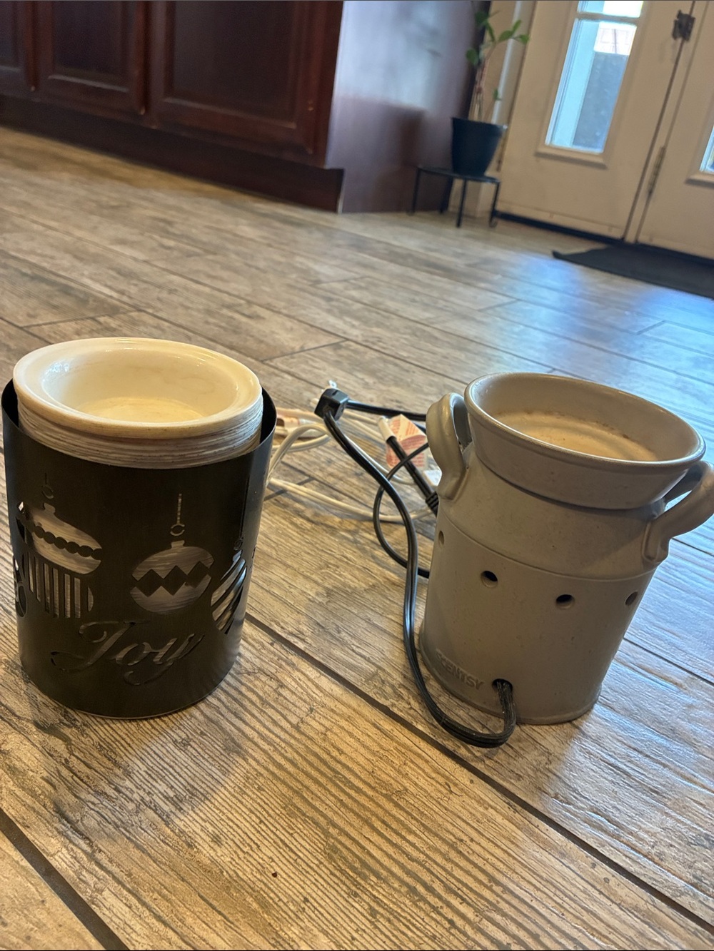 Scentsy Wax Warmer Lot with Two Christmas Wraps - Picture 2 of 3